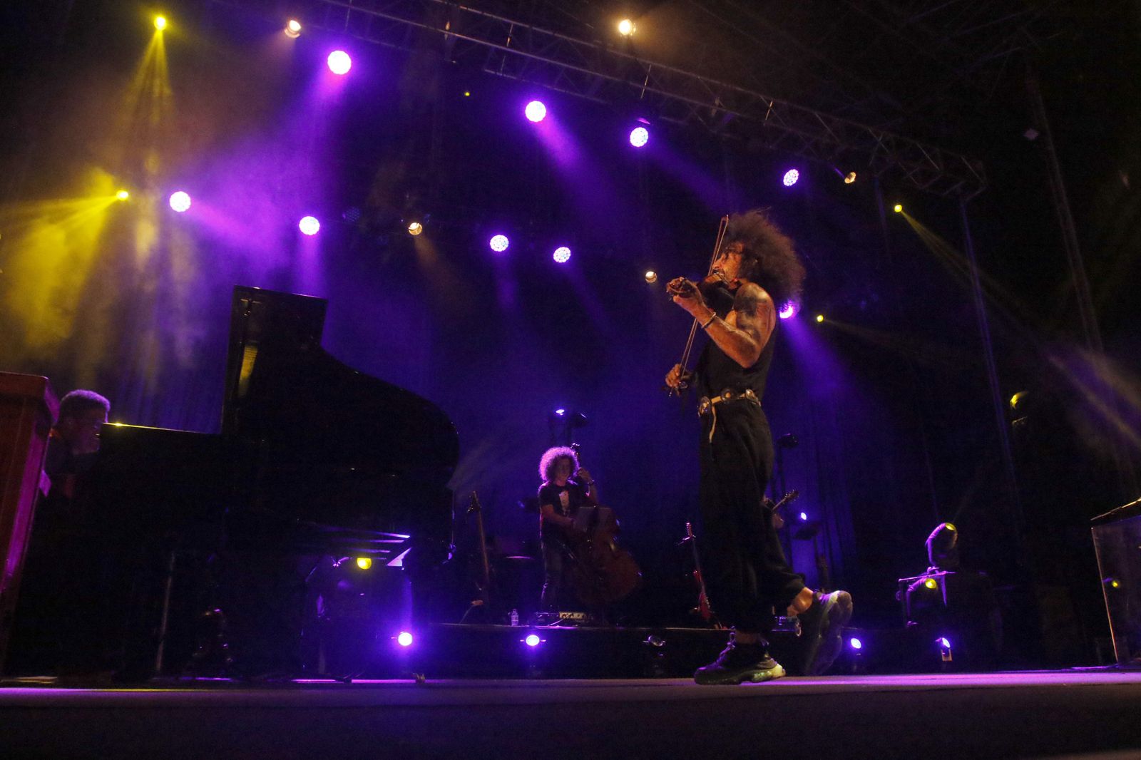 El concierto de Ara Malikian en el Teatro de la Axerquía de Córdoba, en imágenes