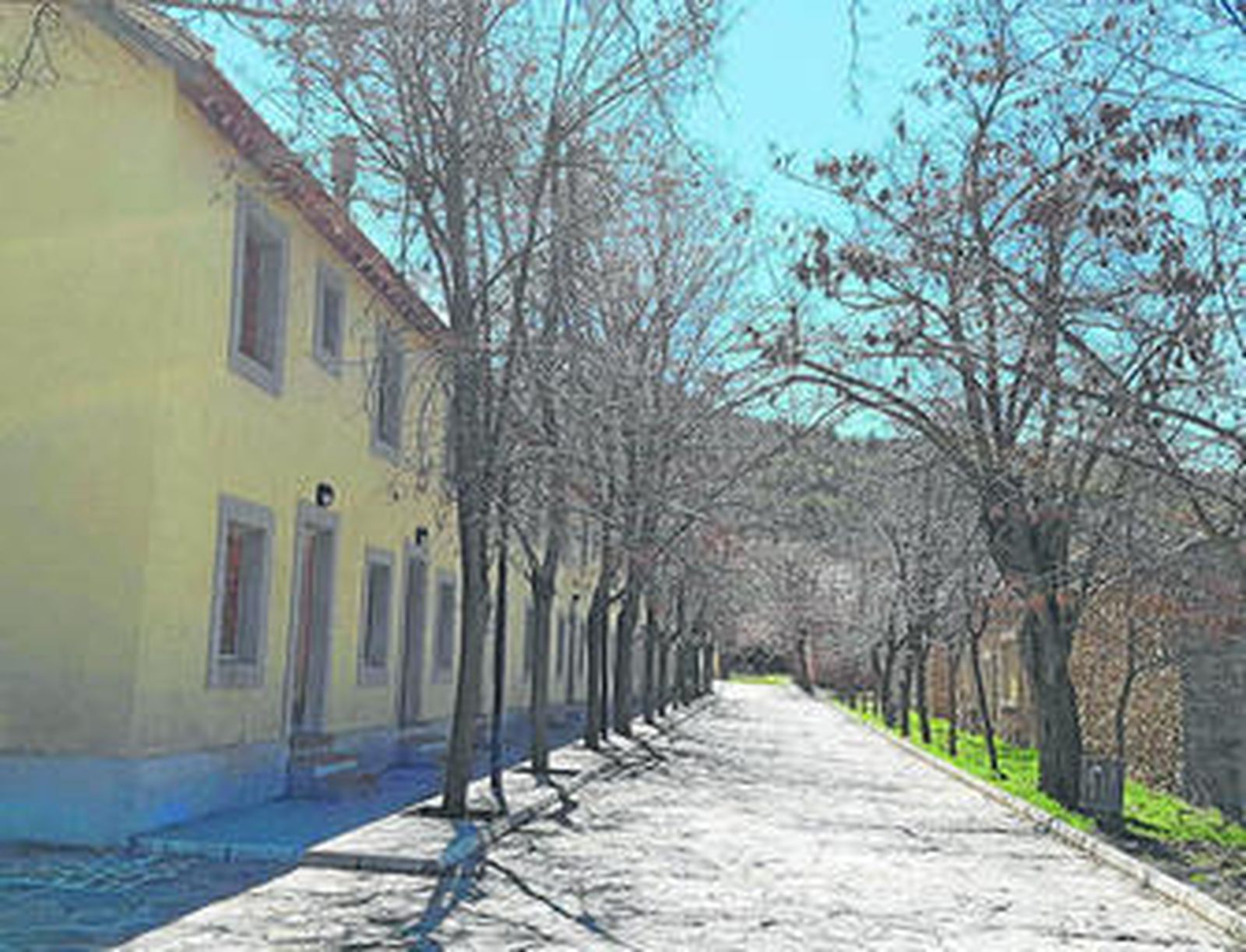 Hilera de apartamento del Complejo de Las Menas cerrados a cal y canto.