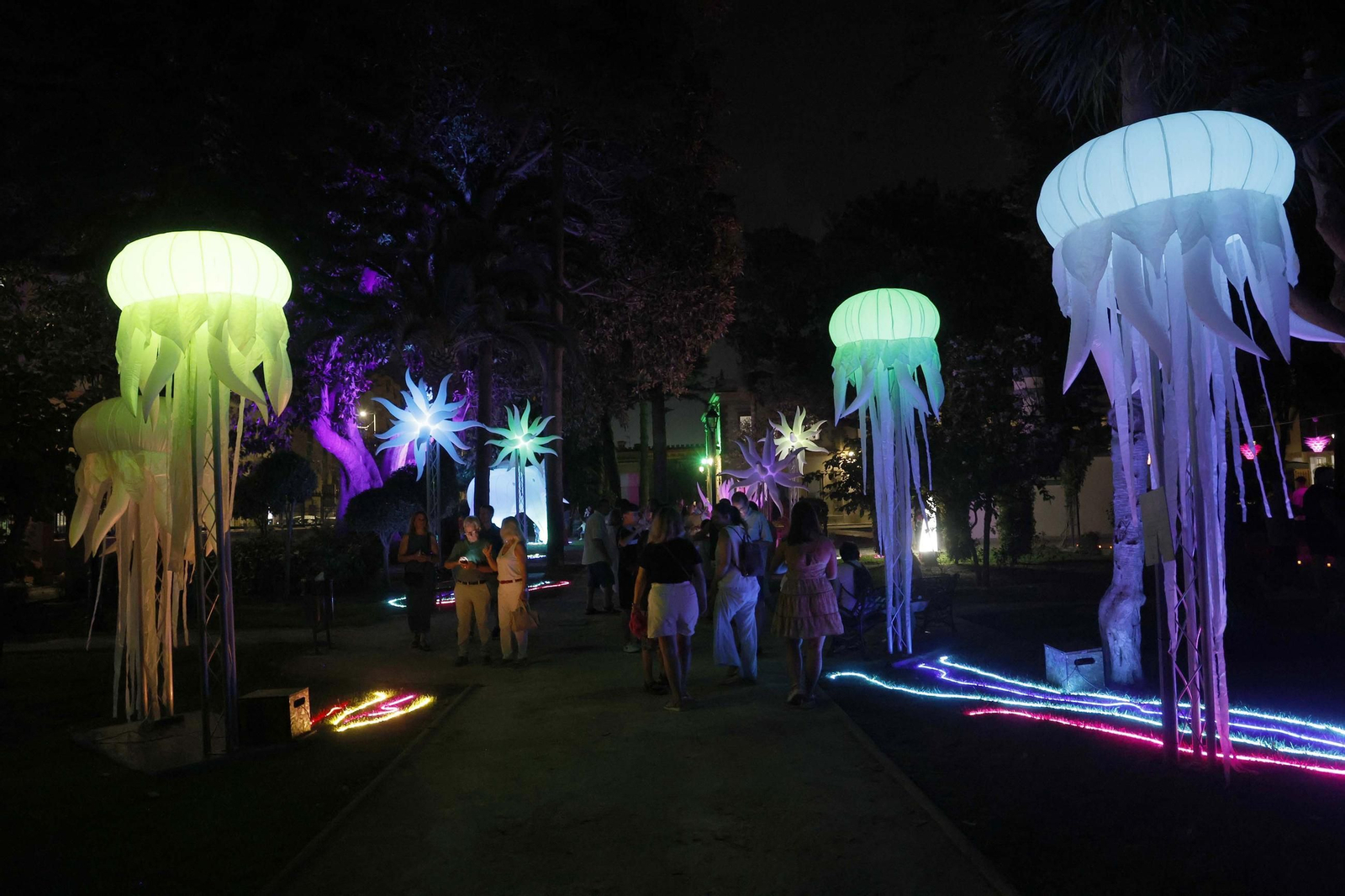 Fotos de los jardines mágicos de la Noche en Blanco de La Línea