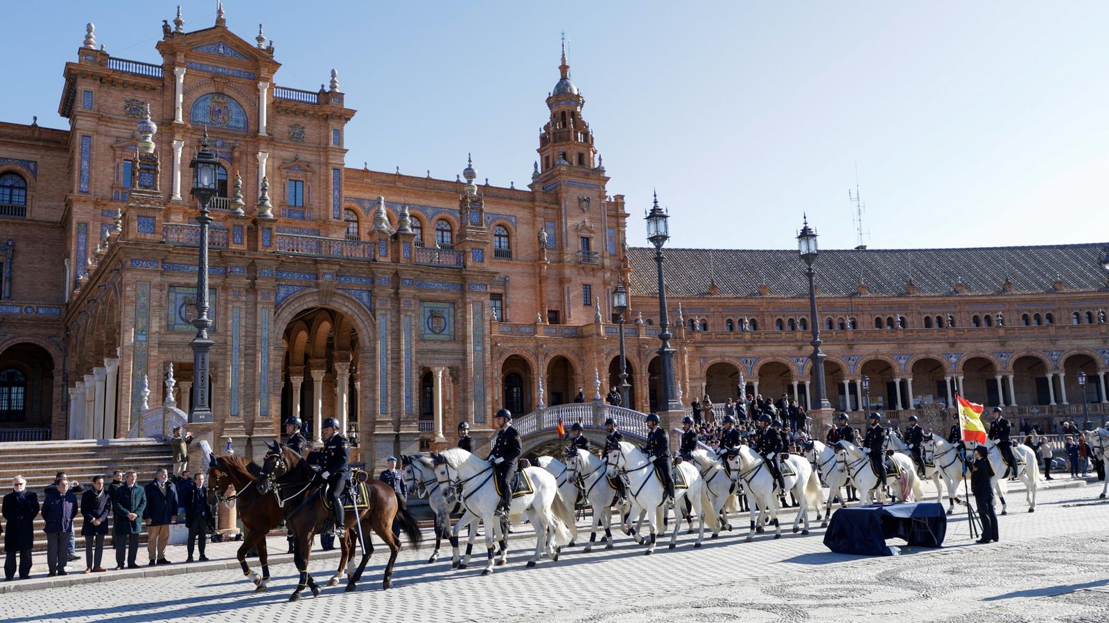 Las imágenes de la celebración del día de San Antón por la Policía Nacional en la plaza de España