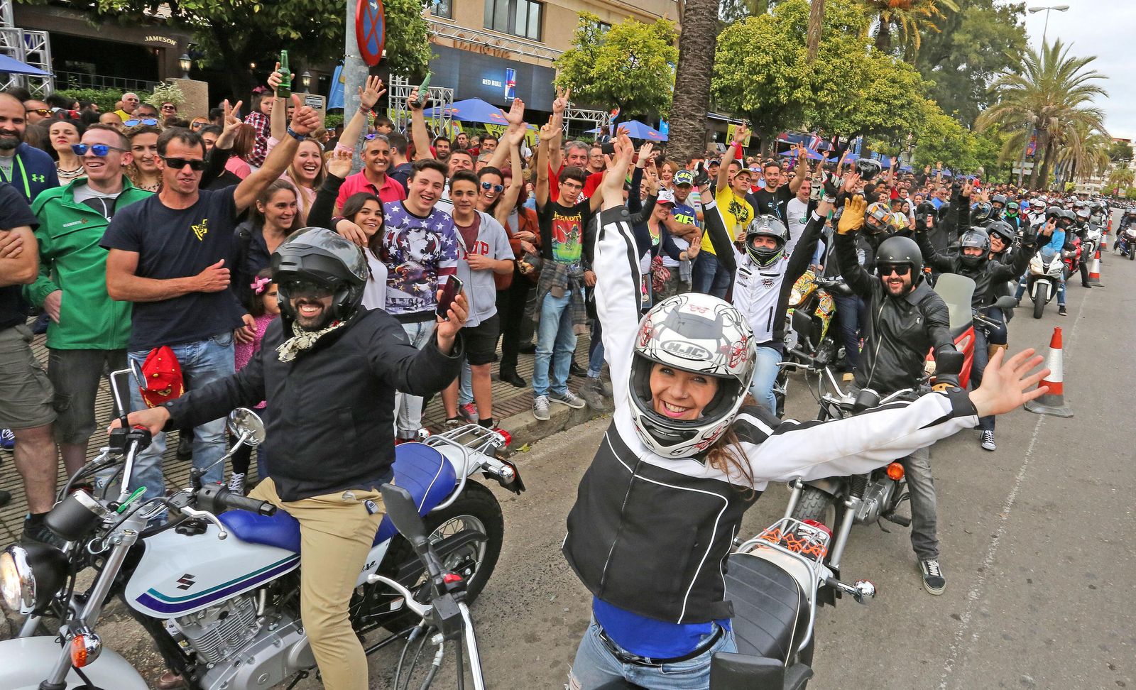 Imagen de moteros en la avenida Álvaro Domecq durante el pasado Mundial.