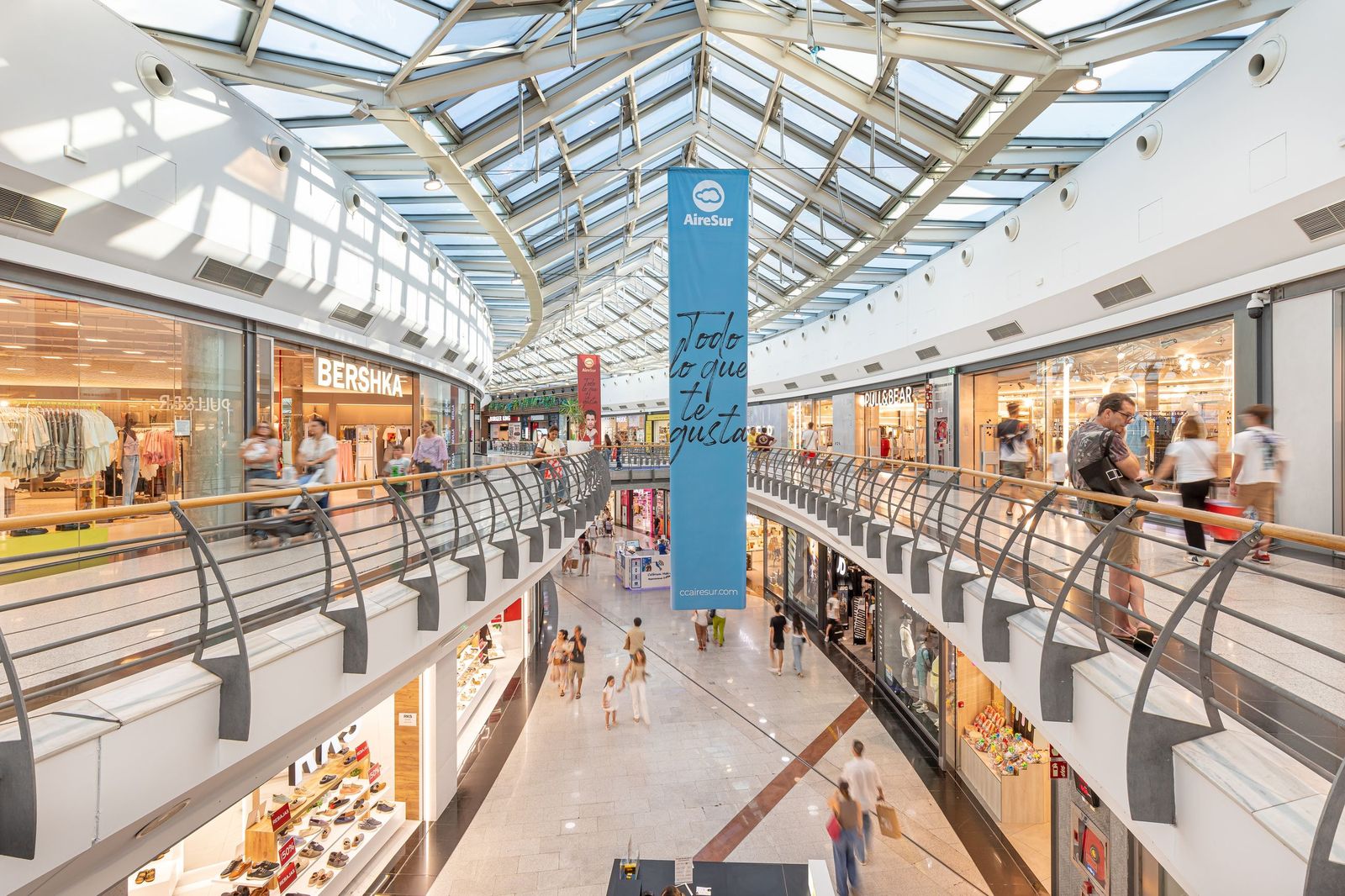 Vista interior del centro comercial AireSur, situado en Castilleja de la Cuesta (Sevilla).