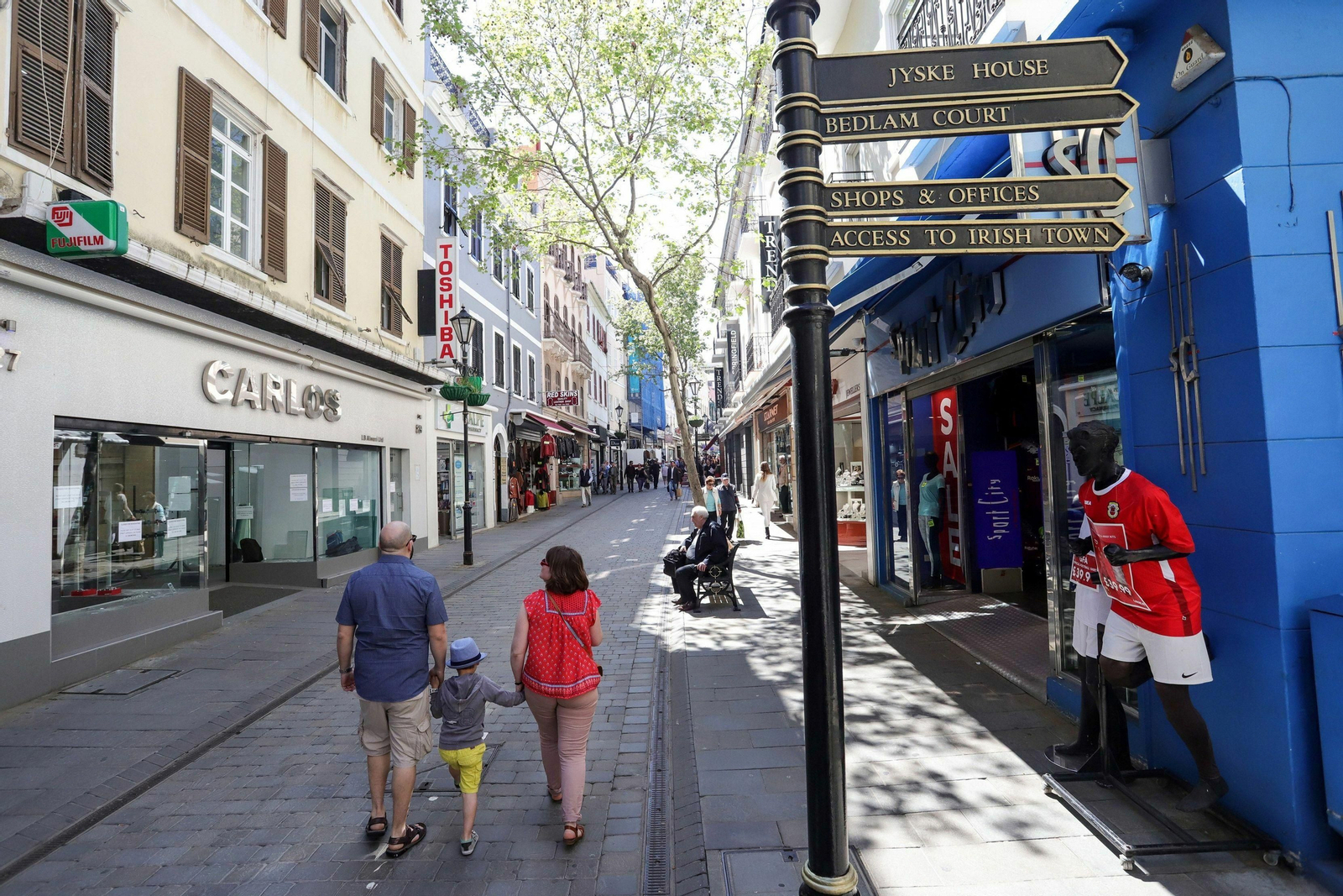 Una familia pasea por Main Street.
