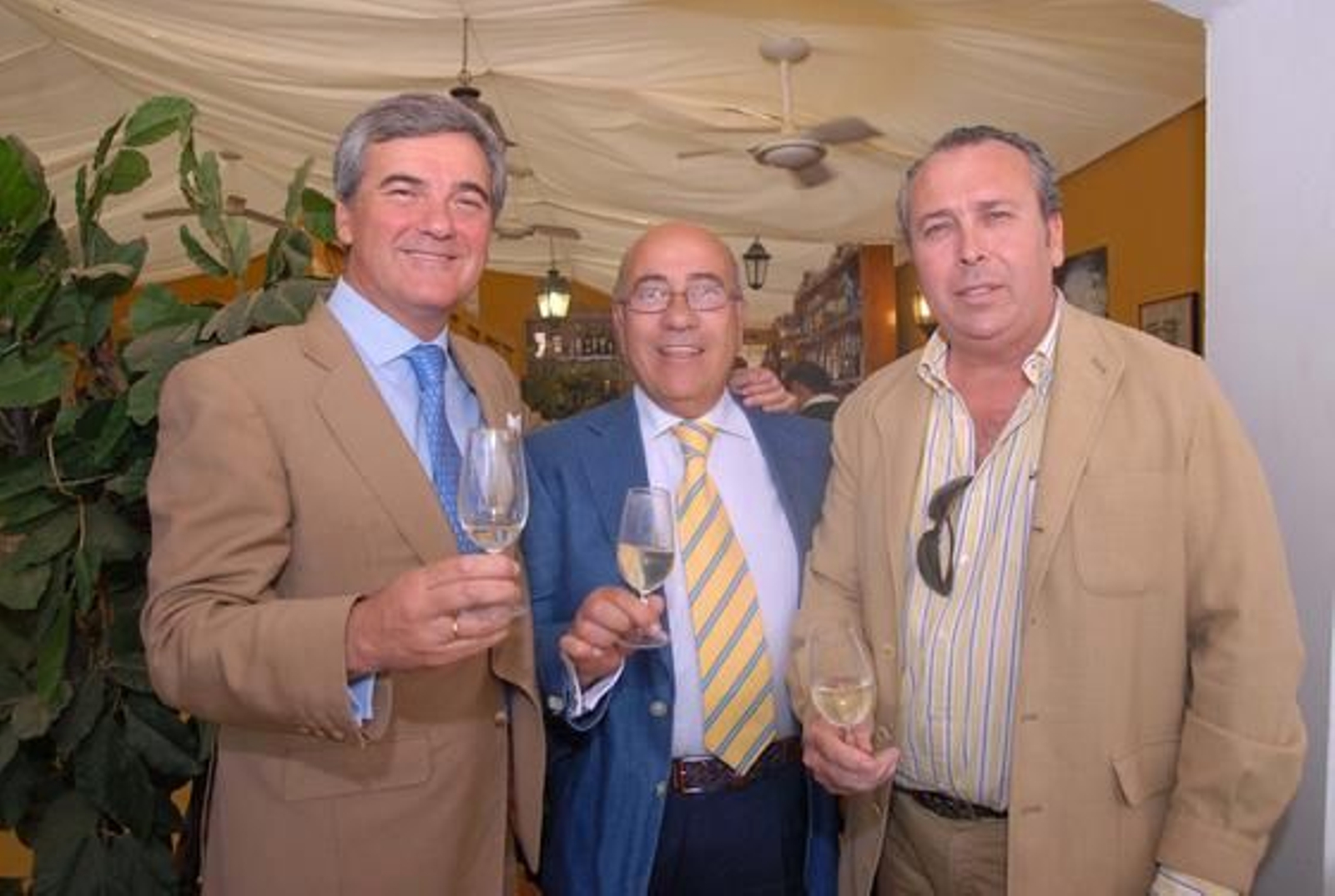 José Antonio del Cuvillo, del Grupo Estévez; el hostelero Faustino Rodríguez y el director comercial del Grupo Joly en la provincia, Benjamín Sánchez. 

Foto: Manuel Aranda