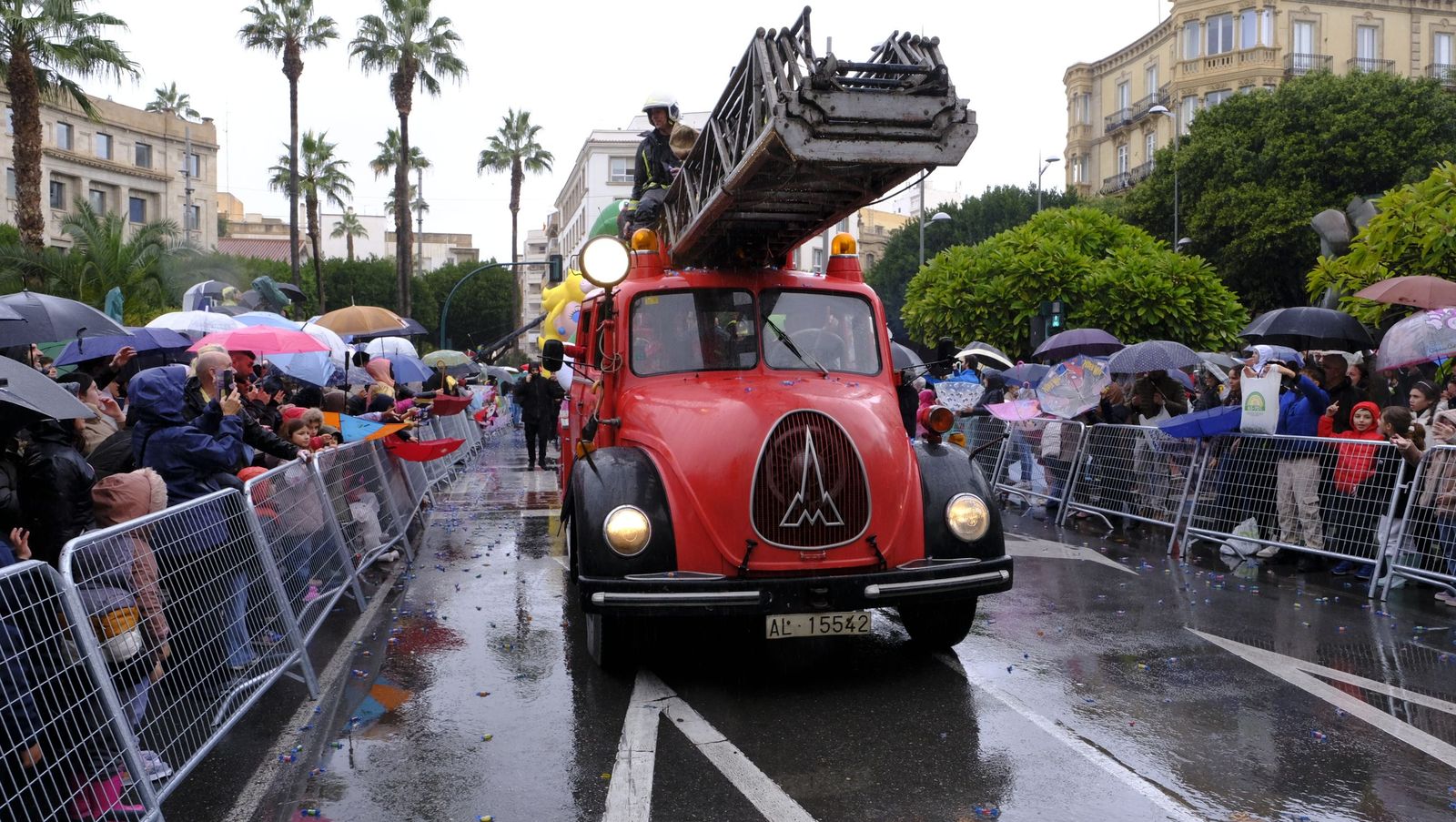 Fotografías de la cabalgata de los Reyes Magos pasada por agua en Almería