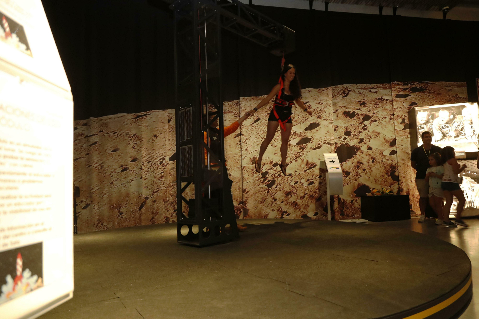 Simulador de gravedad lunar en CaixaForum Sevilla.