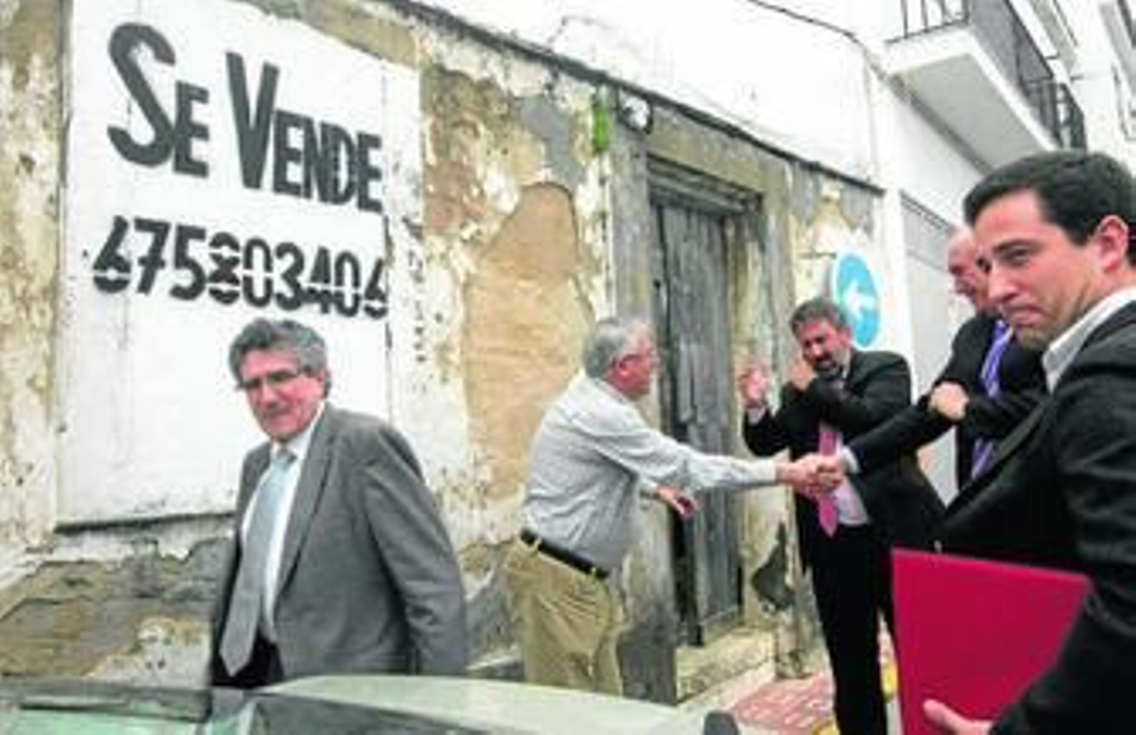 El consejero de Gobernación, Luis Pizarro, a la izquierda, a su llegada a San Roque, ayer por la tarde.