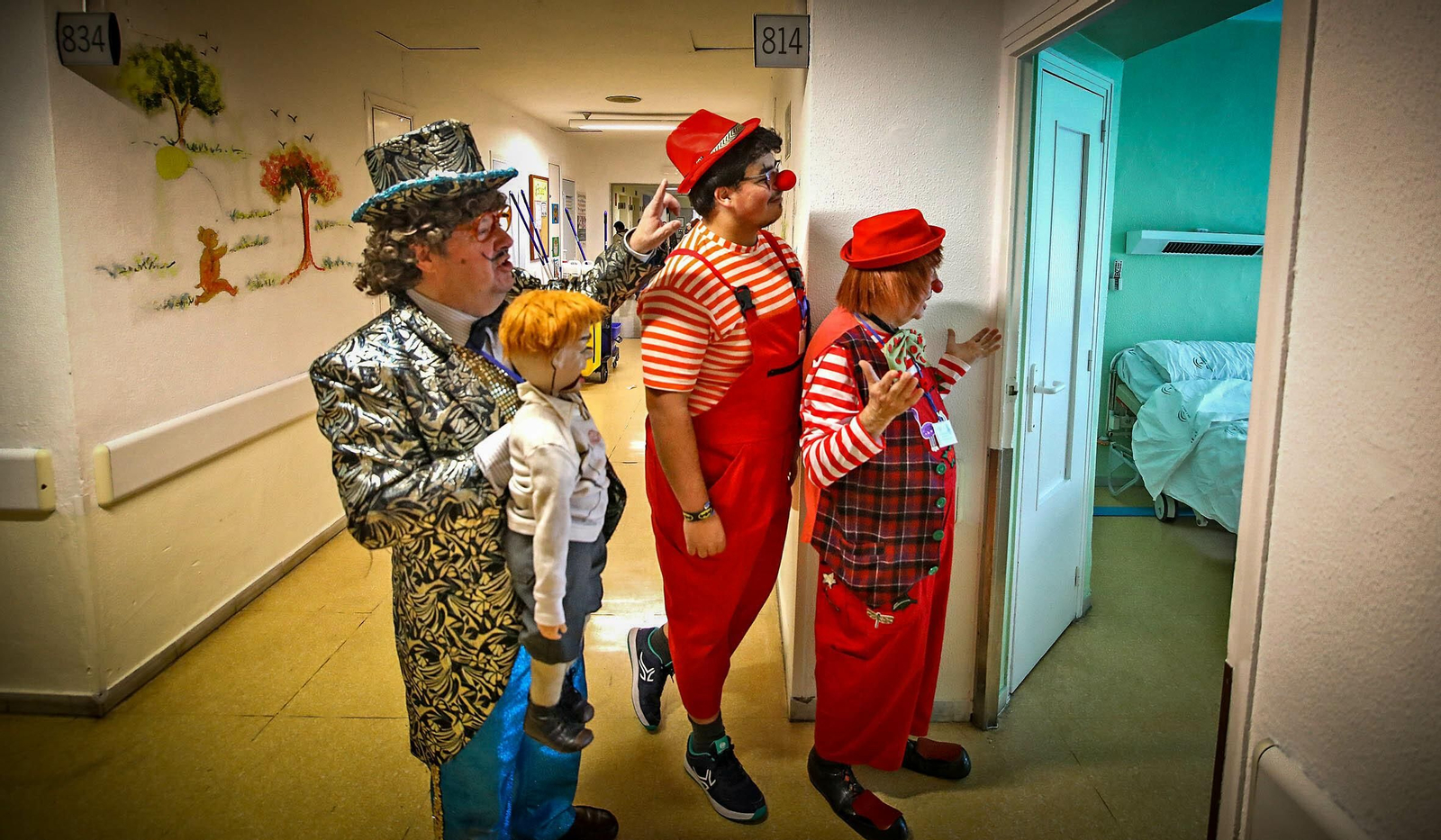 Imágenes de los Payasos Sanadores PASA en el hospital de Jerez.