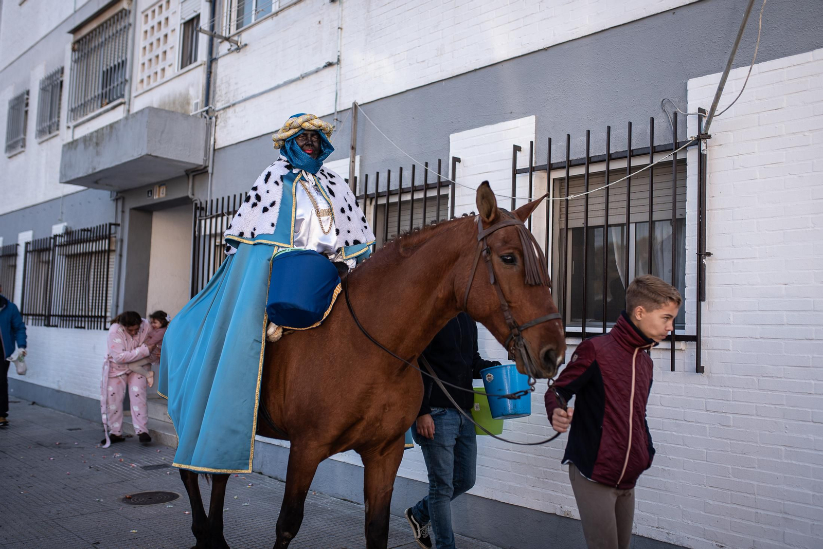Los Reyes Magos traen la ilusión a los barrios de Huelva, en imágenes