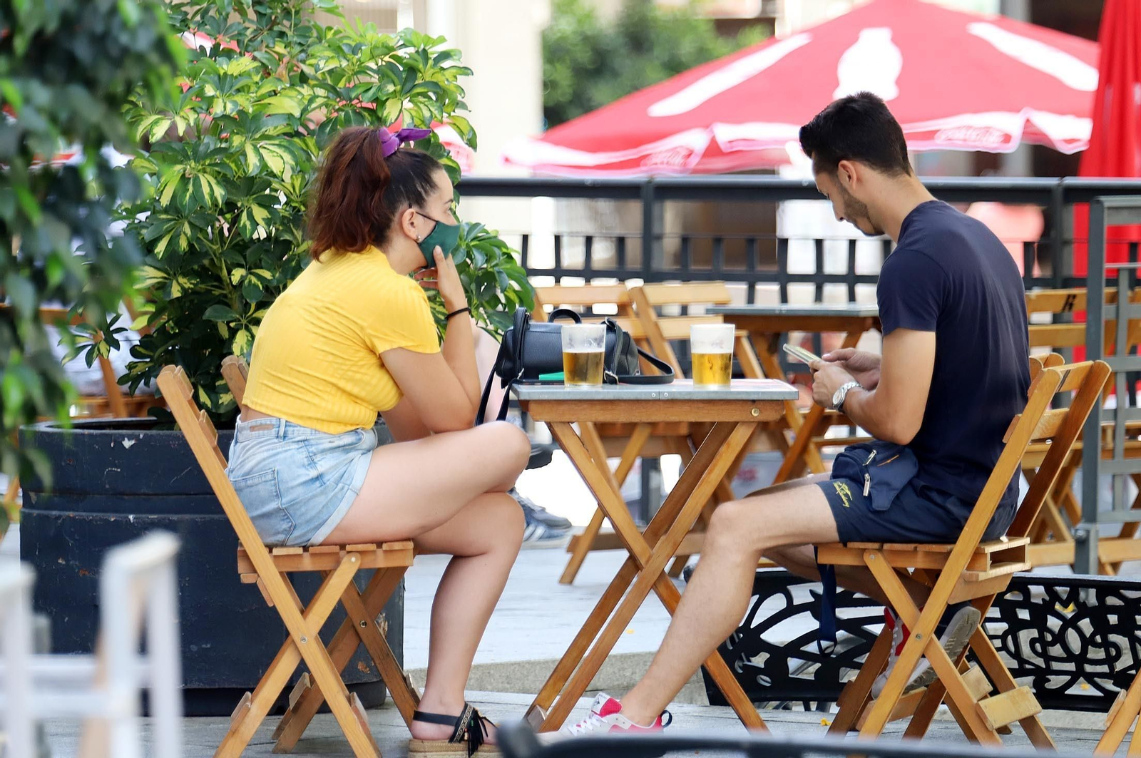 Jóvenes disfrutan de una cerveza en el centro de Huelva Jóvenes disfrutan de una cerveza en el centro de Huelva