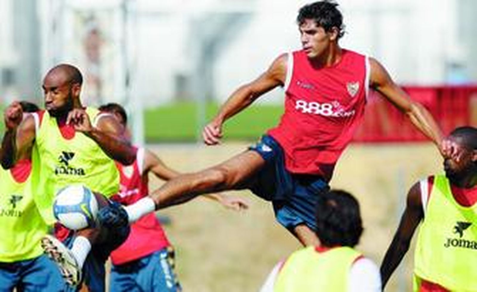 Fazio realiza un espectacular salto para impedir a Kanoute que controle el balón.