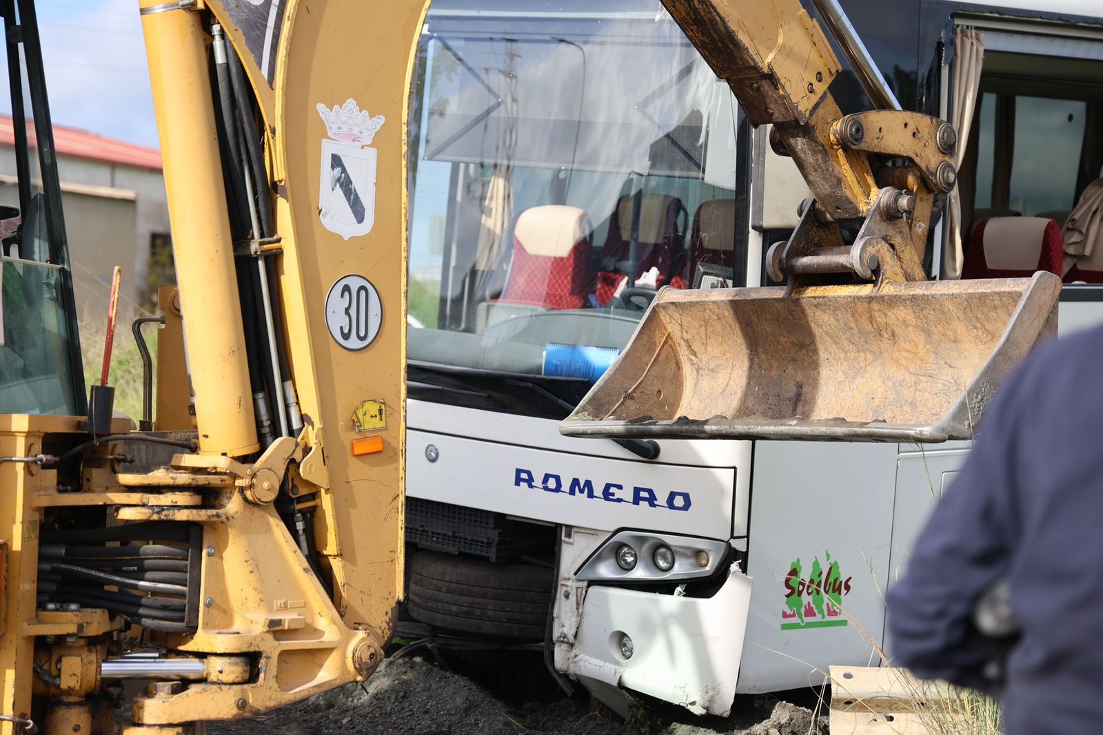 El accidente entre un autobús escolar y un camión en Gibraleón este jueves en imágenes