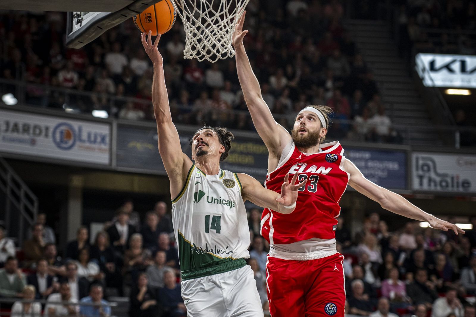 Djedovic deja una bandeja.