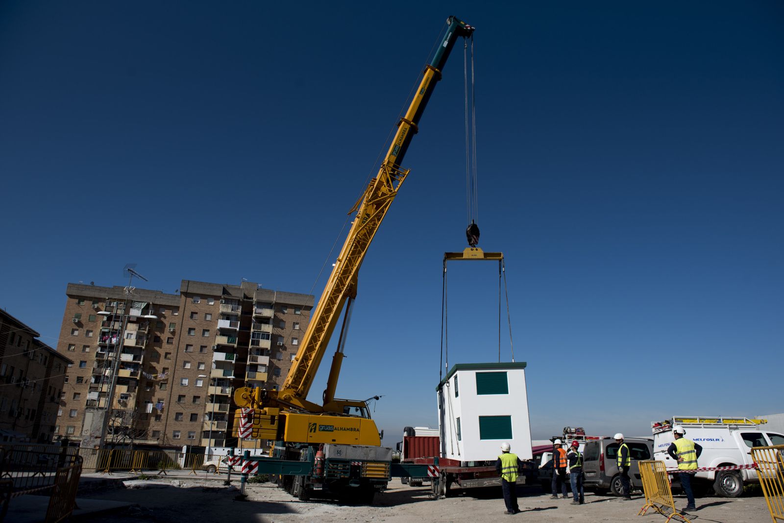 Las imágenes de la instalación del nuevo transformador de la zona Norte de Granada
