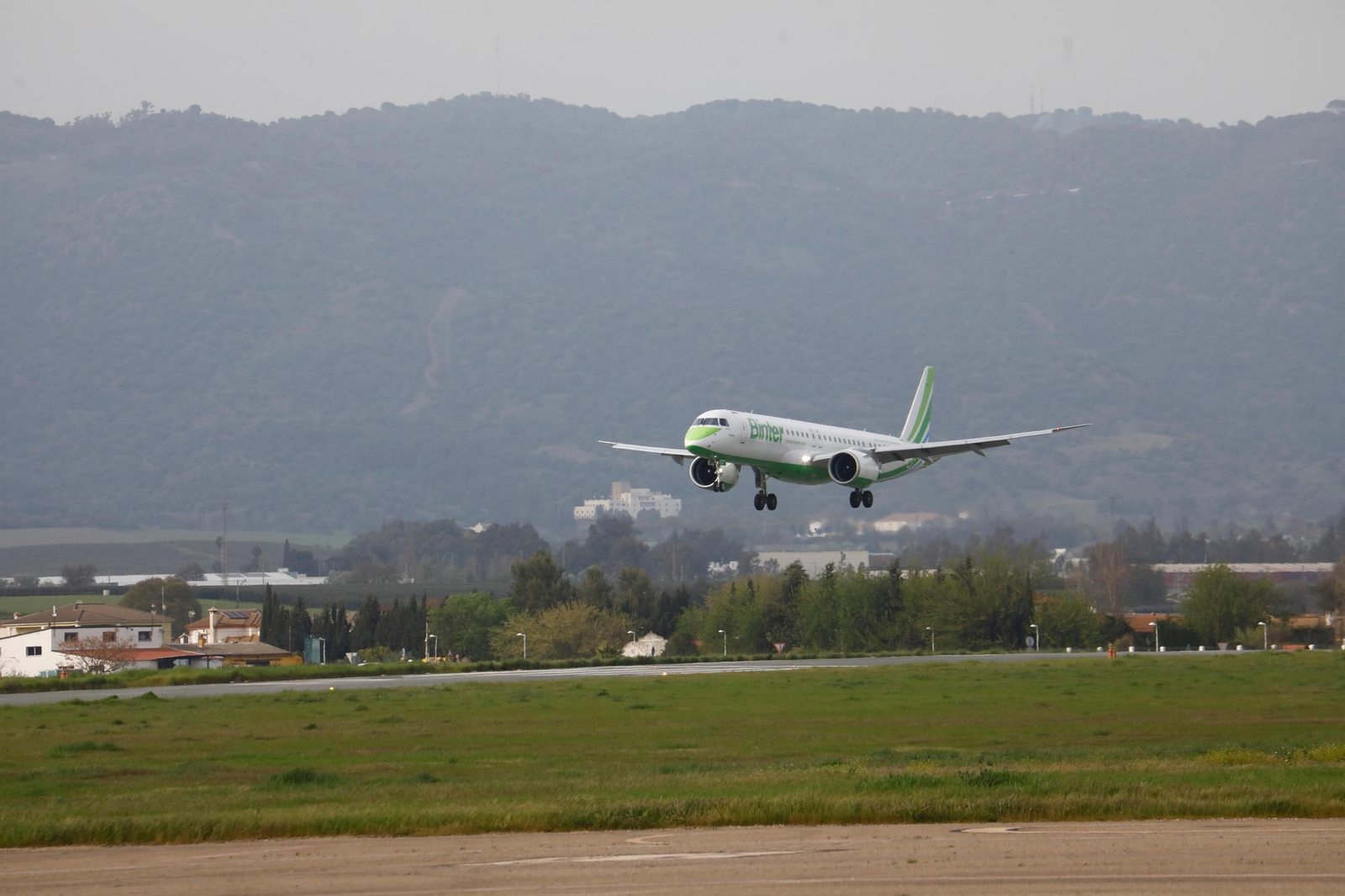 El aeropuerto de Córdoba recibe el primer vuelo de Binter desde Canarias, en imágenes