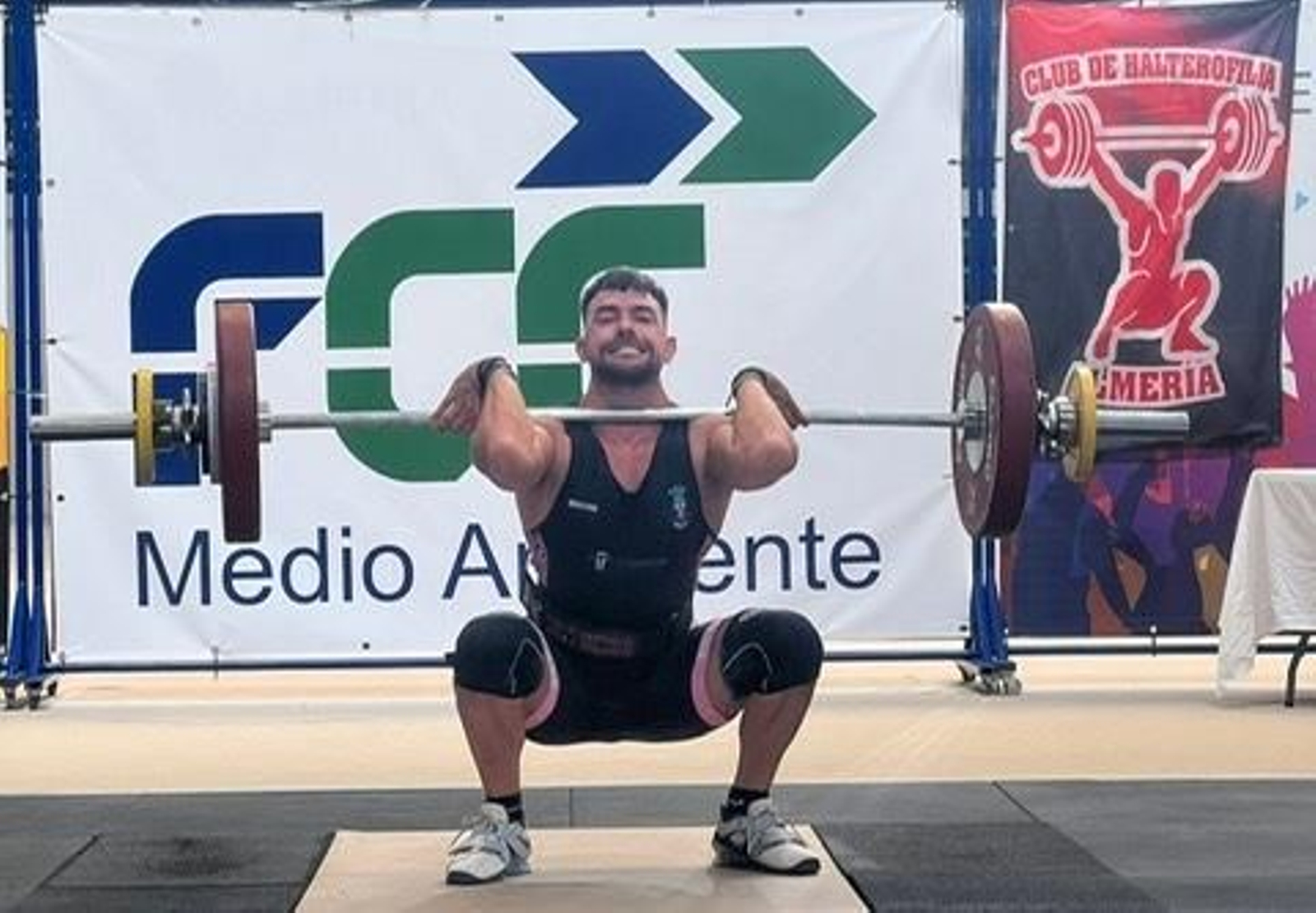 Uno de los participantes en plena acción durante el desarrollo del Torneo de Halterofilia de Feria.