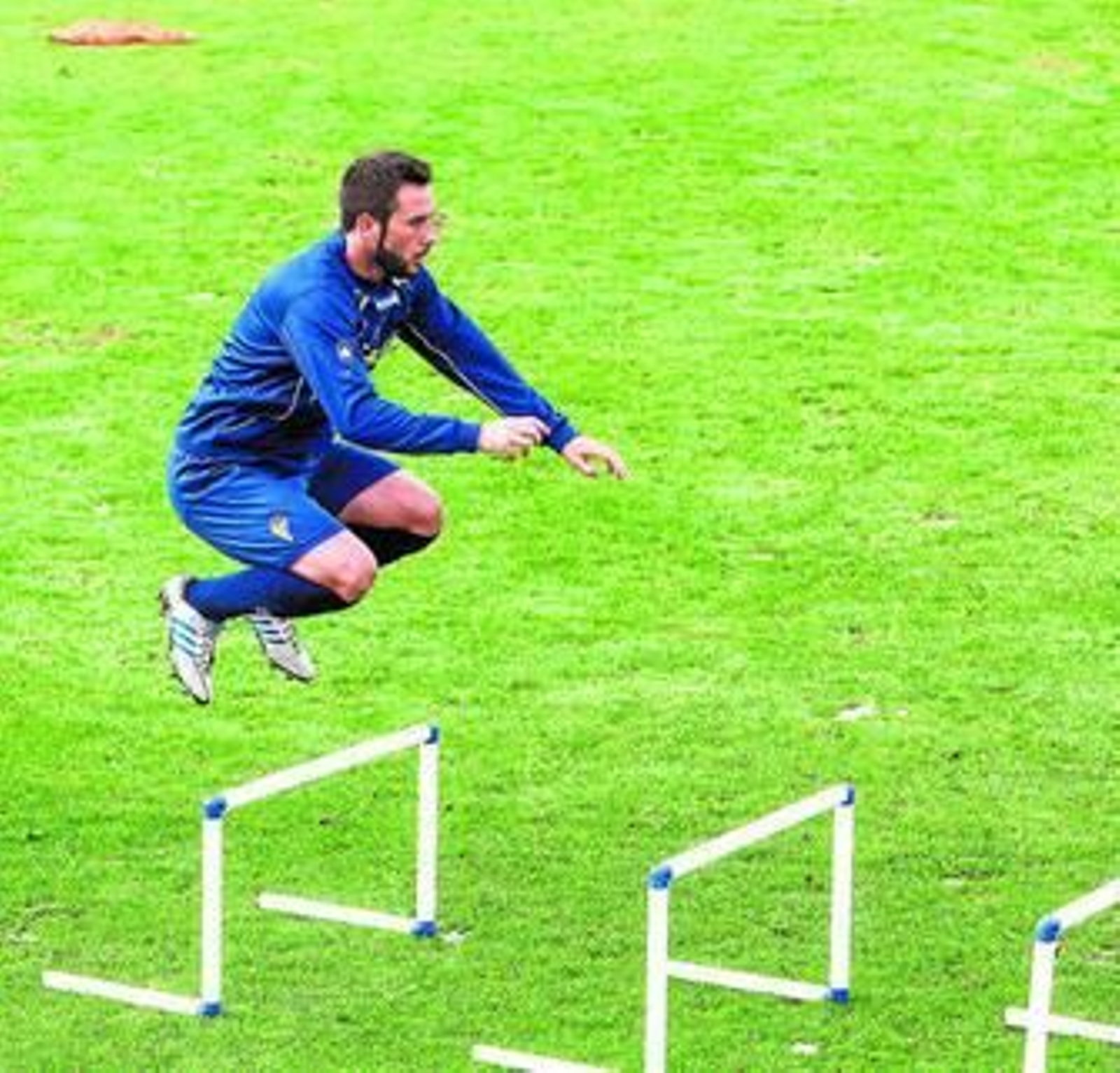 Adrián Gallardo realiza ejercicios físicos durante un entrenamiento.