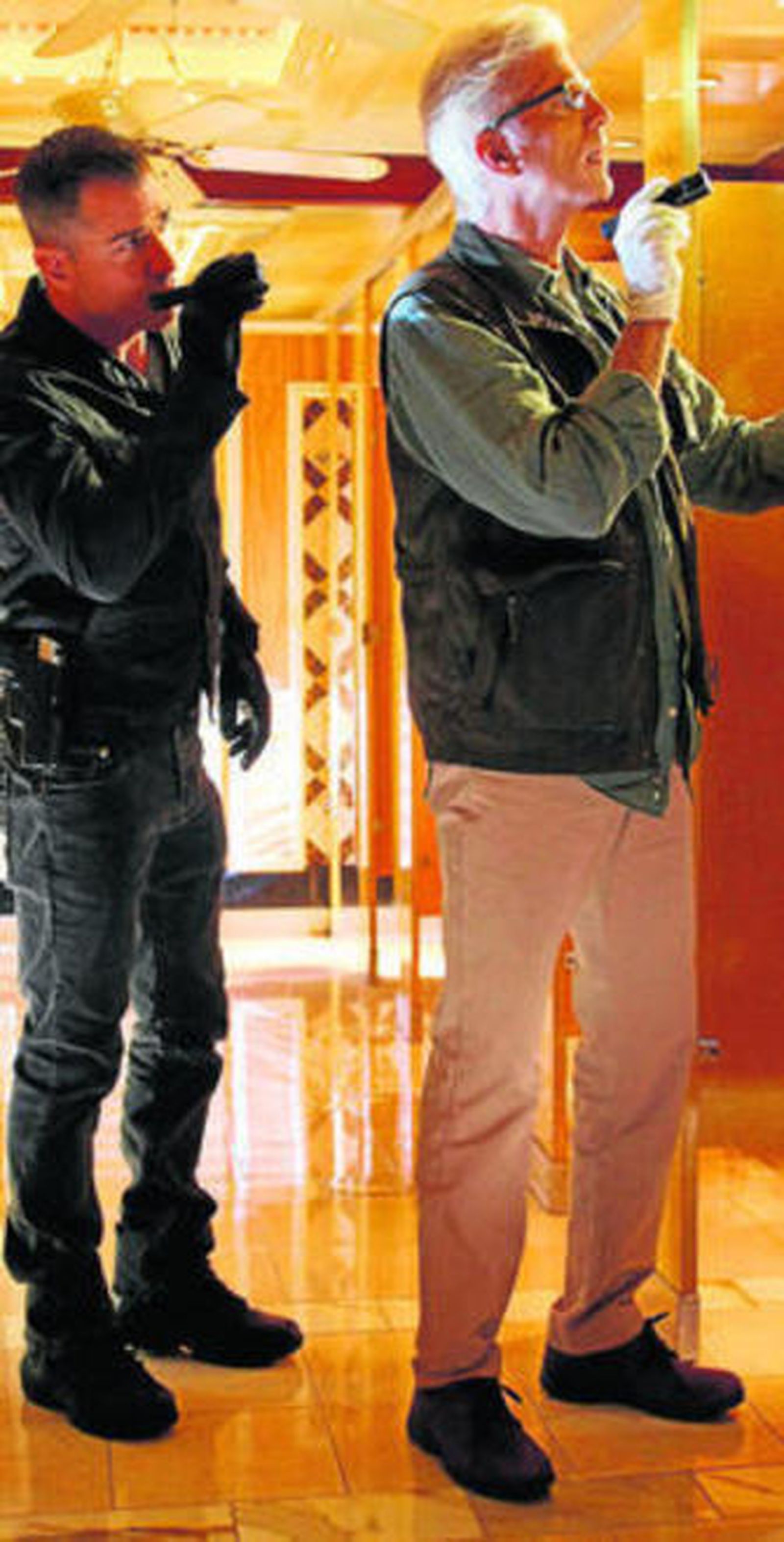 Ted Danson (derecha) compartiendo escena con George Eads en 'CSI'.