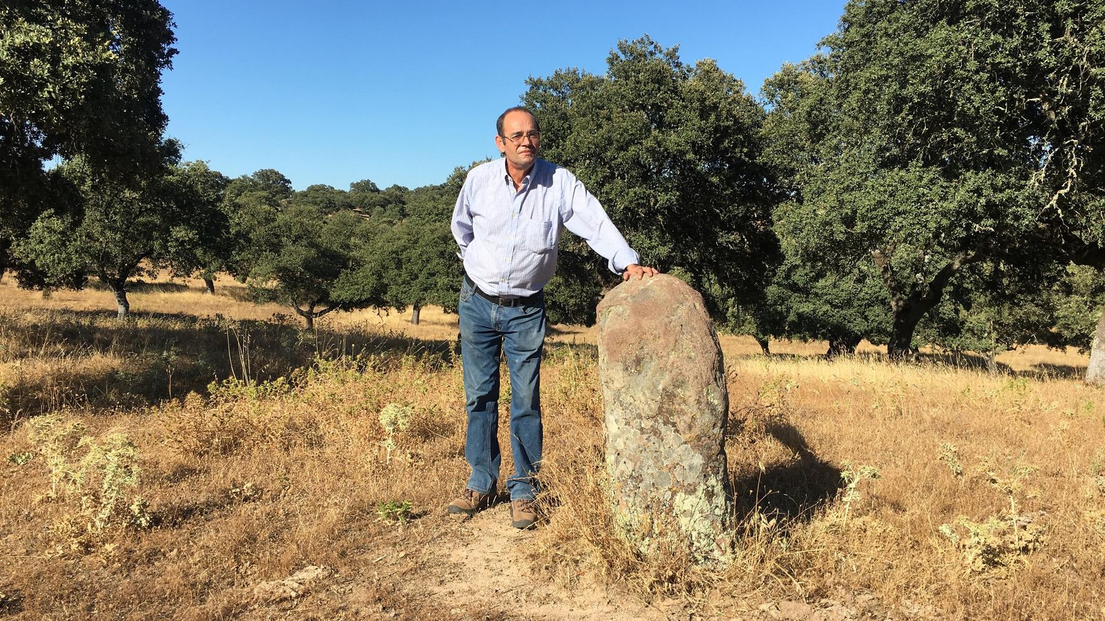 Juan Palomo, en el menhir de los Frailes. Juan Palomo, en el menhir de los Frailes.