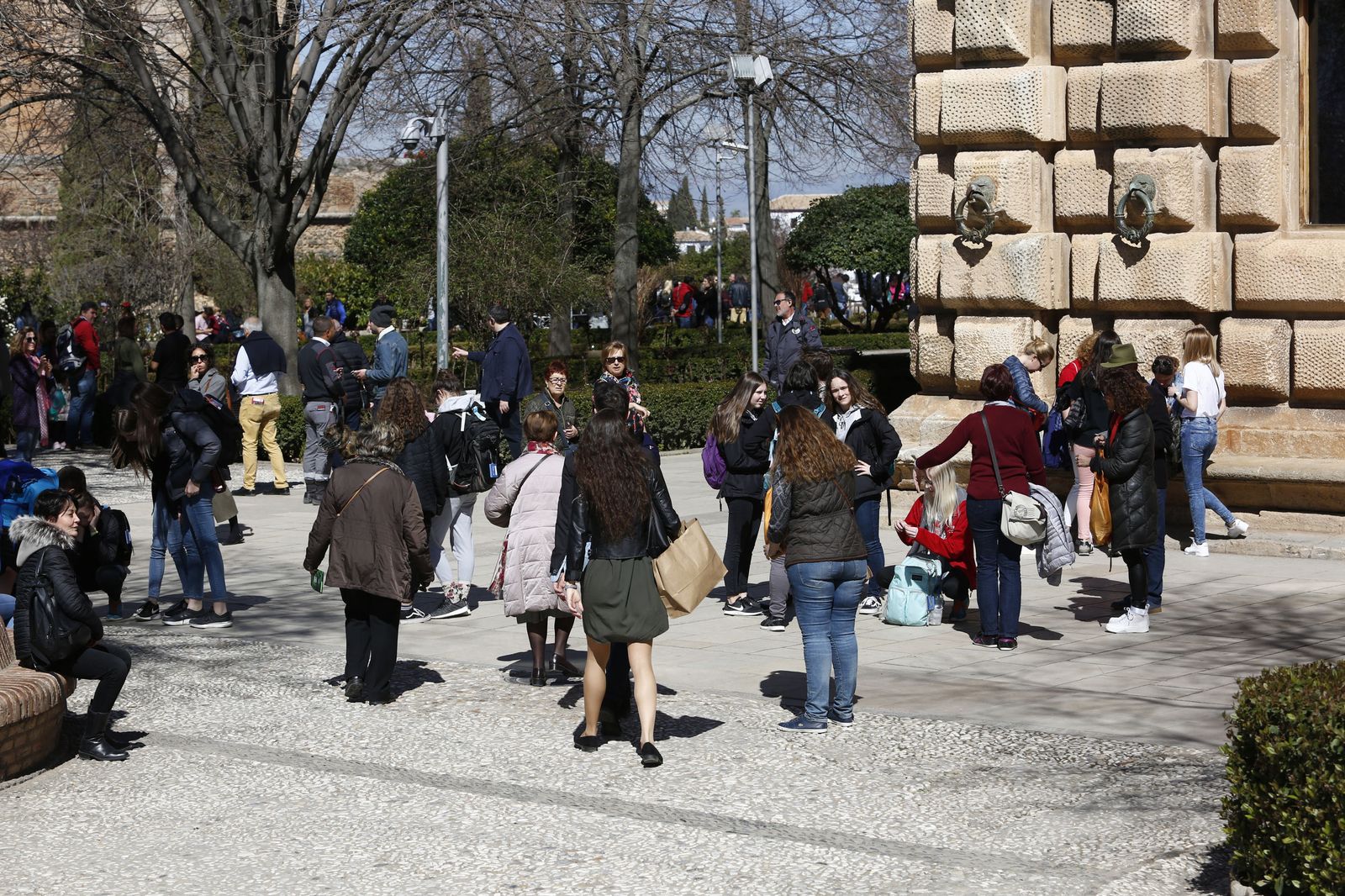 Imagen de archivo de un grupo de turistas paseando por el entorno del Palacio de Carlos V de La Alhambra