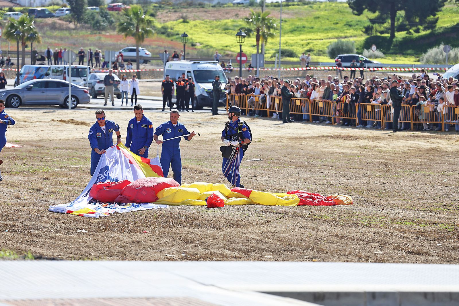 Fotografías de la exhibición aérea de la Patrulla Acrobática de Paracaidismo del Ejército del Aire 'Papea' y de la Patrulla Acrobática de Helicópteros 'ASPA'  en los actos de homenaje al centenario del Plus Ultra presidido por S.M. el Rey Felipe VI