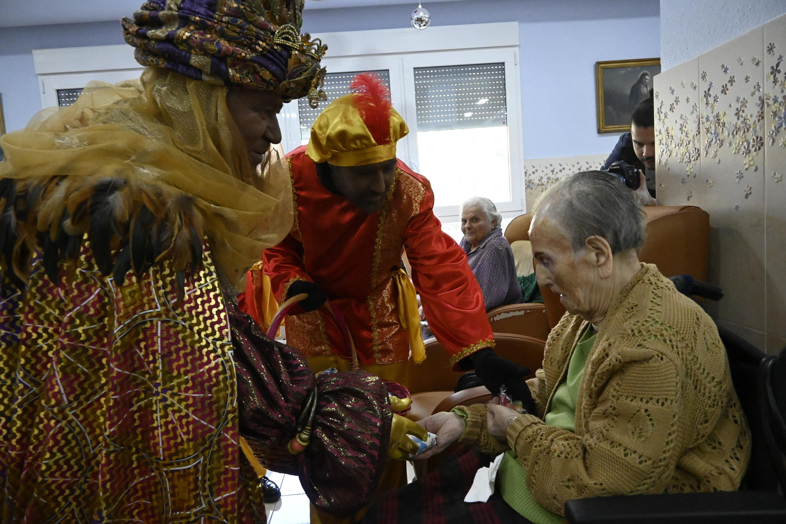 Visita de los Reyes Magos a los ancianos de los asilos de Huelva, en imágenes