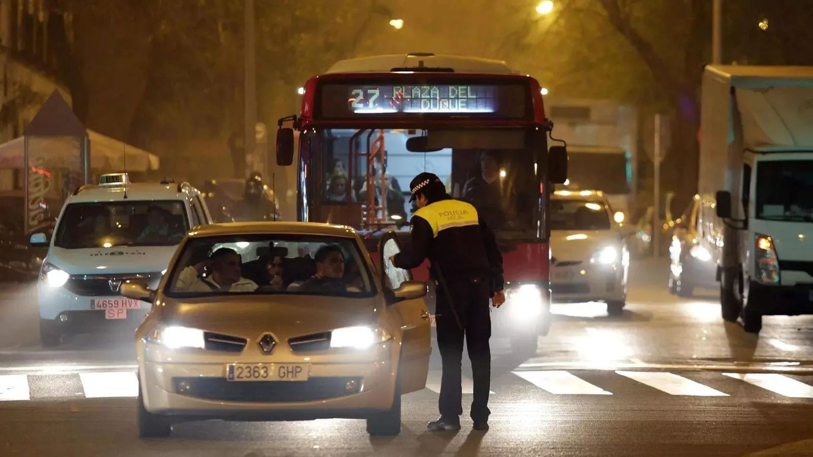 La Policía Local regulando el tráfico en el centro de Sevilla