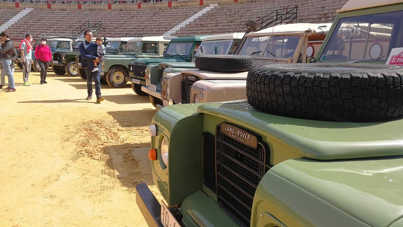 Algunos de los vehículos que se han podido ver este sábado en la Plaza de Toros.