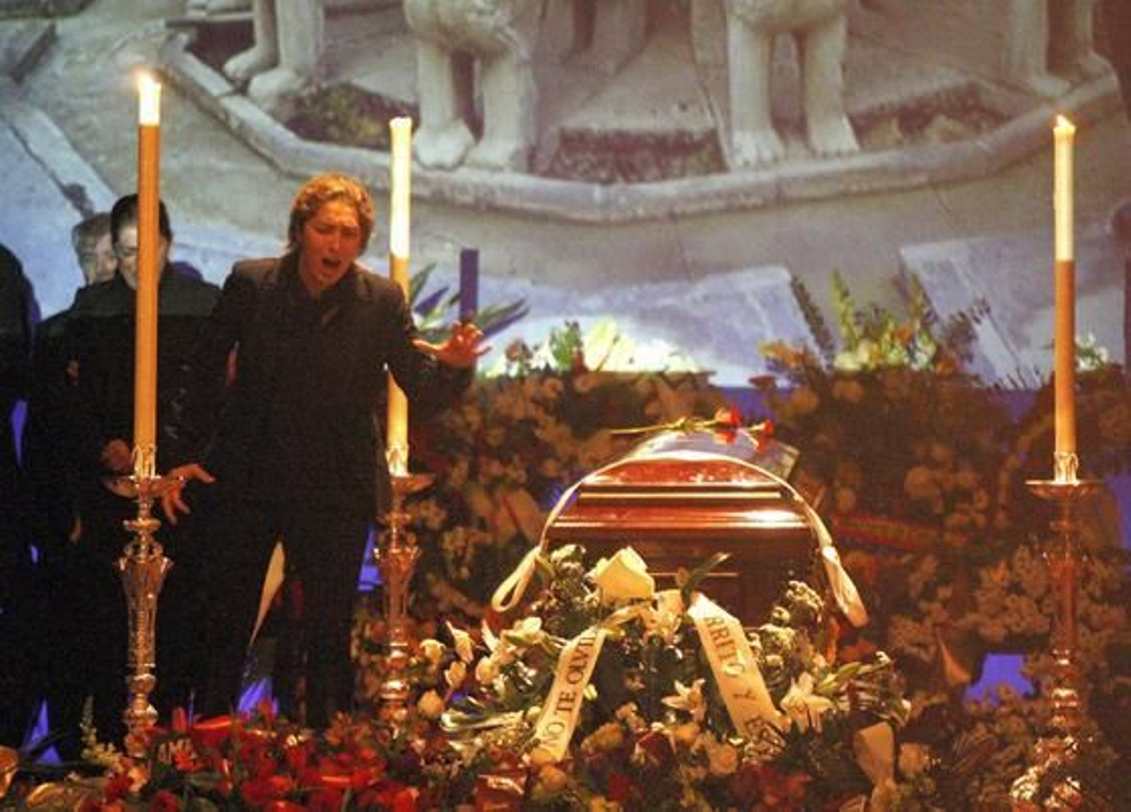 Imágenes de emoción y dolor en el sepelio del cantaor granadino. / Miguel Ángel Molina · EFE · AFP