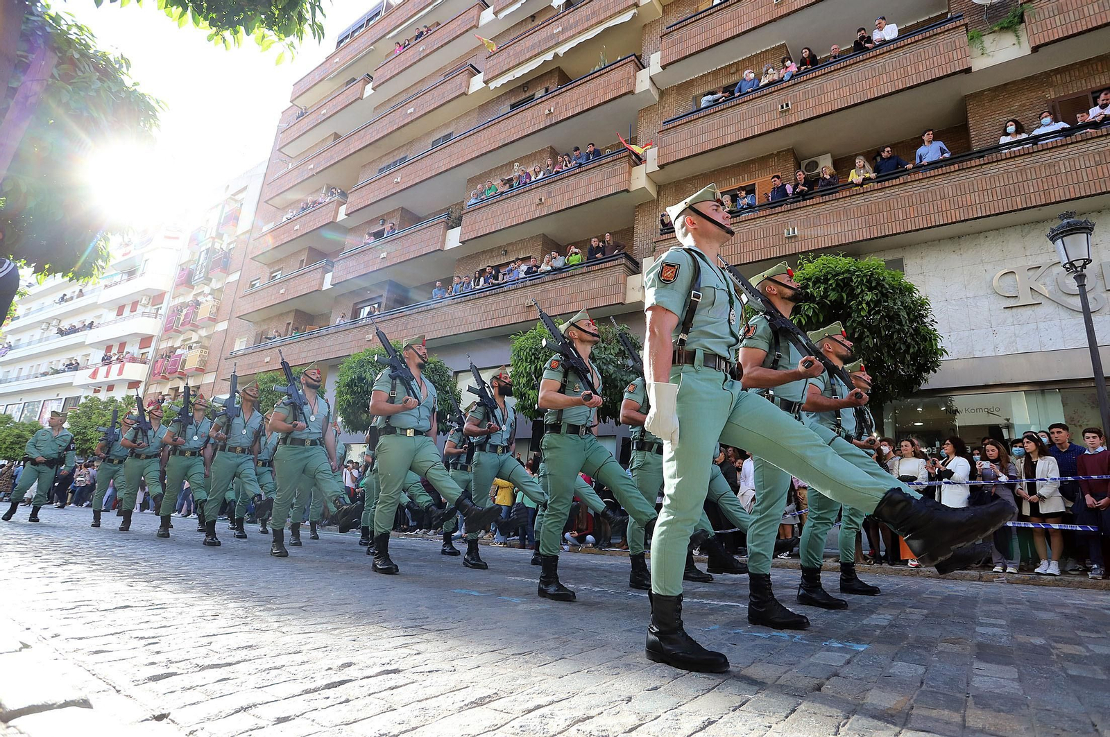 La Legión acompaña al Cristo de la Vera+Cruz en su procesión por Huelva, en imágenes