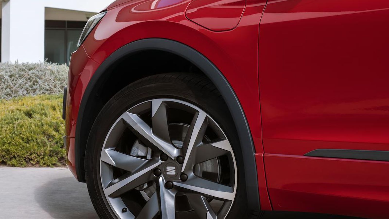 Los procesos de carga podrán hacerse con una potencia de hasta 3,6 kW a través del conector situado en la aleta.