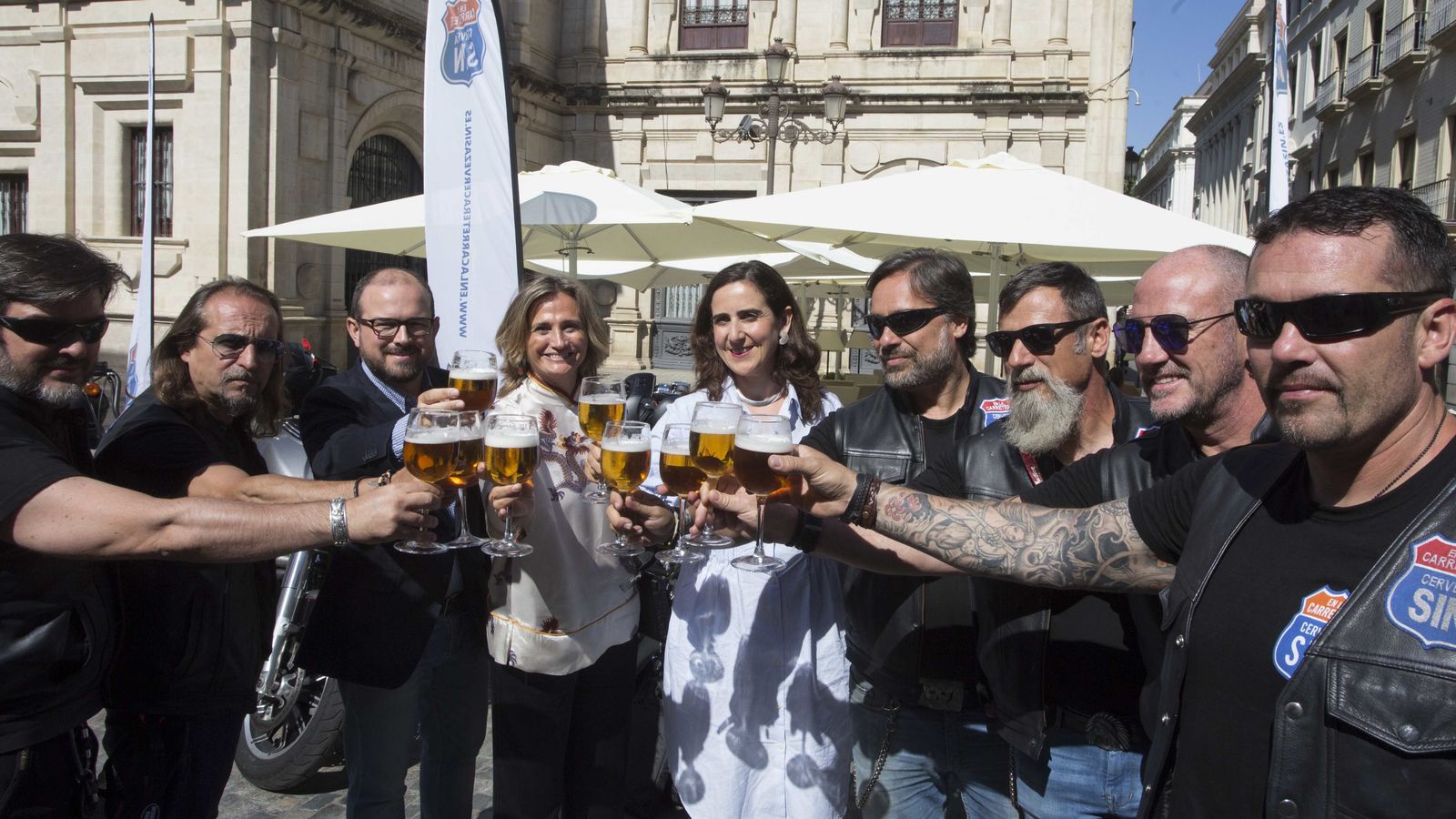 Brindis, sin alcohol, de los moteros y representantes de la campaña.