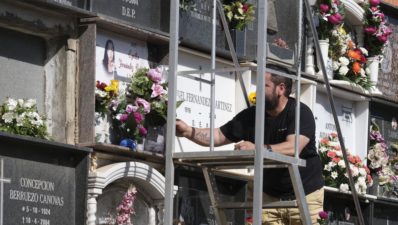 Imágenes del Día de Todos los Santos en el Cementerio de San José de Almería