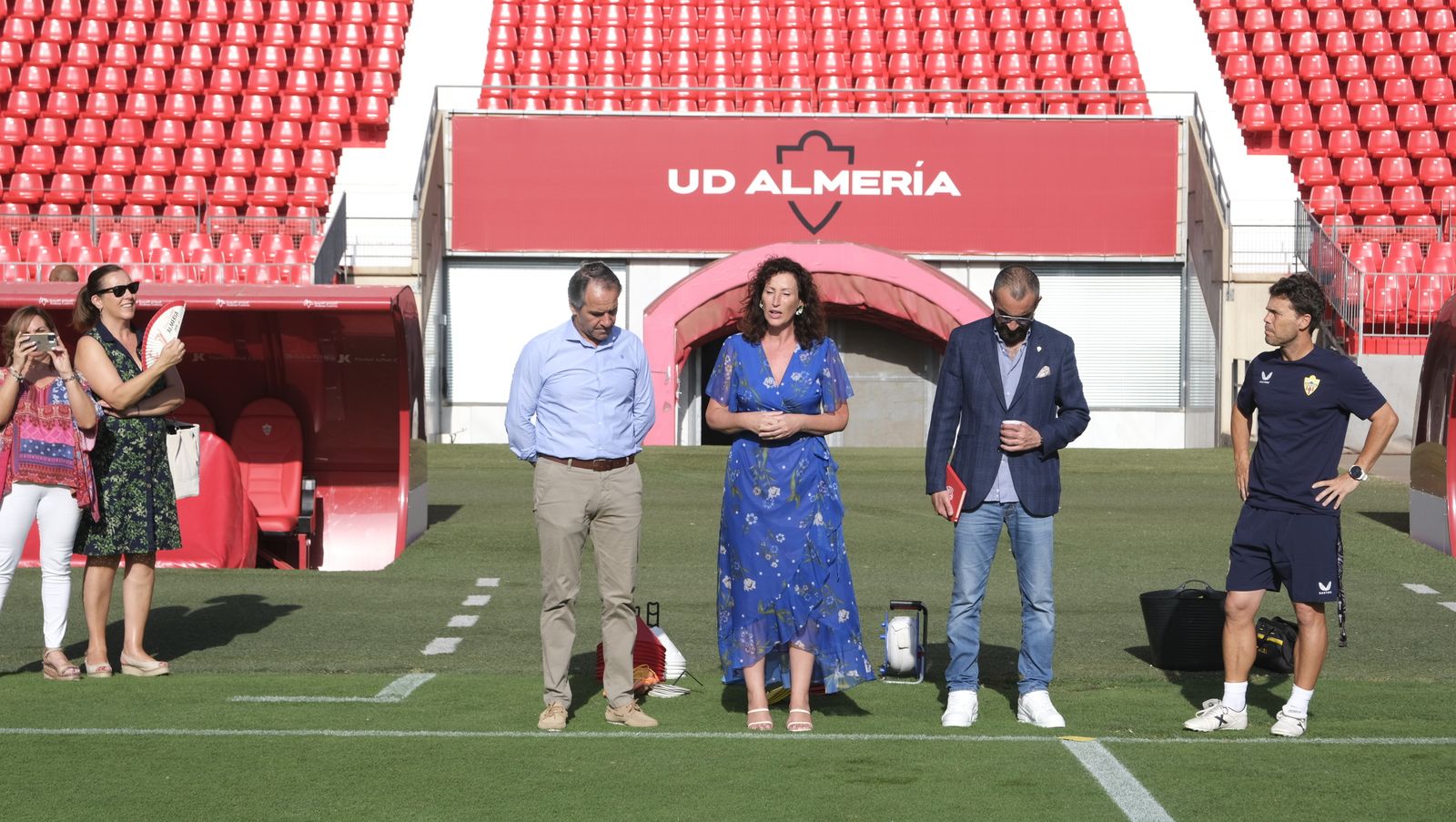 Imágenes de la visita de la Alcaldesa de Almería, María Vázquez, a los jugadores de la U.D. Almería