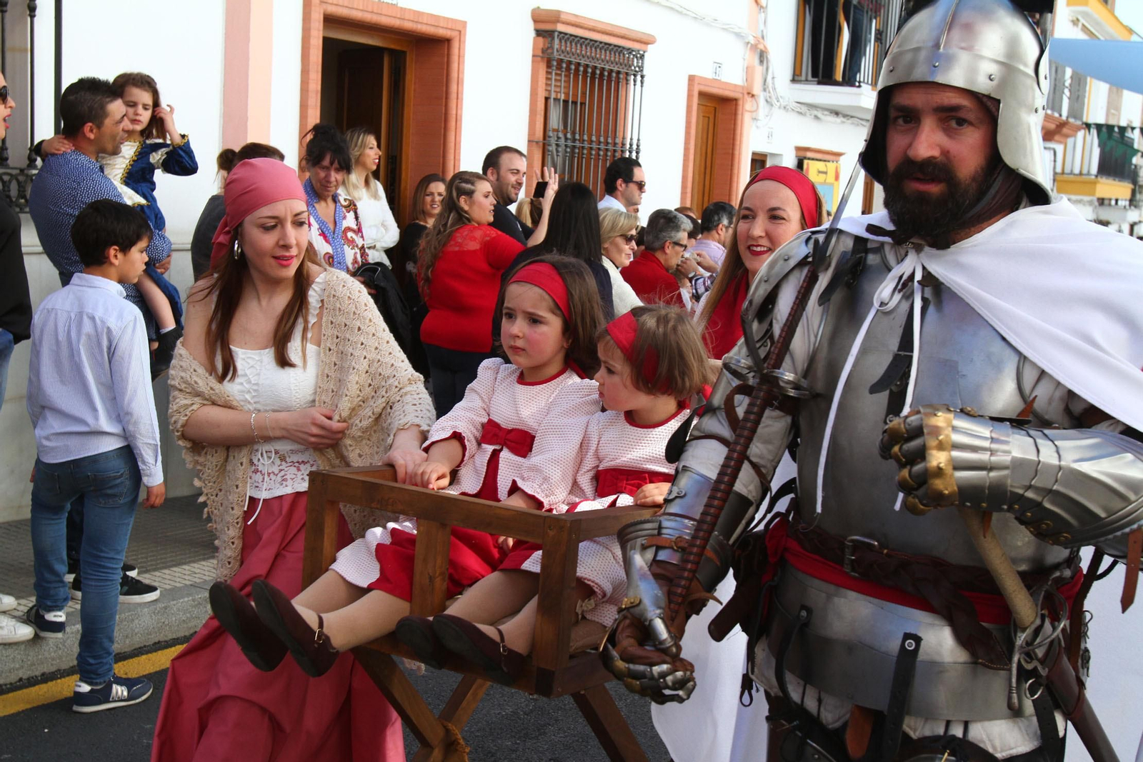 Imágenes del desfile de la XIX Feria Medieval del Descubrimiento, en Palos de la Frontera
