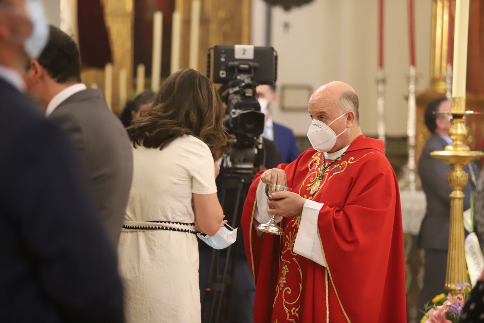 Imágenes de la misa de Pentecostés atípica y a puerta cerrada por el coronavirus, en la parroquia de la Asunción de Almonte