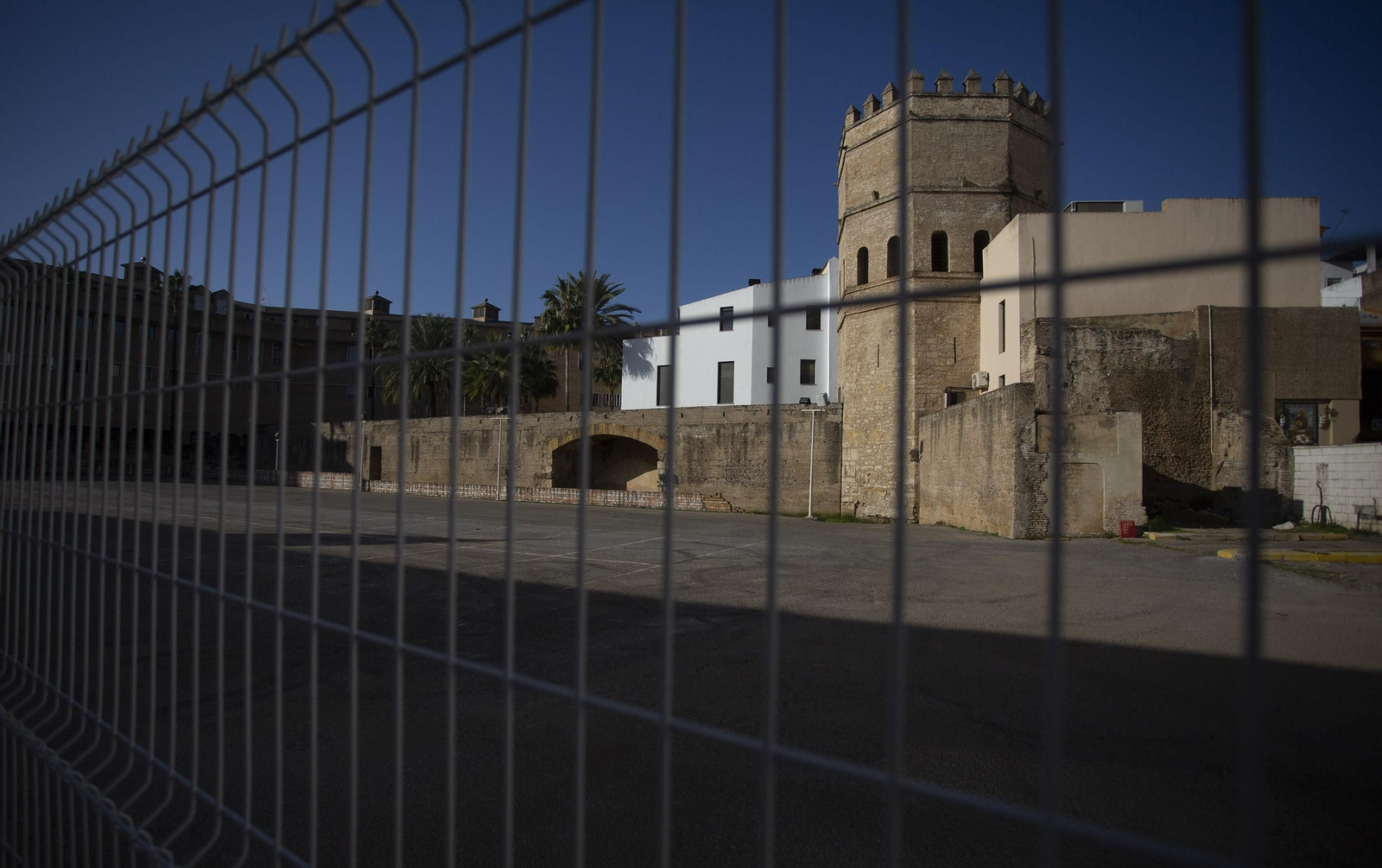 El solar donde se instalará el aparcamiento con la Torre de la Plata al fondo.