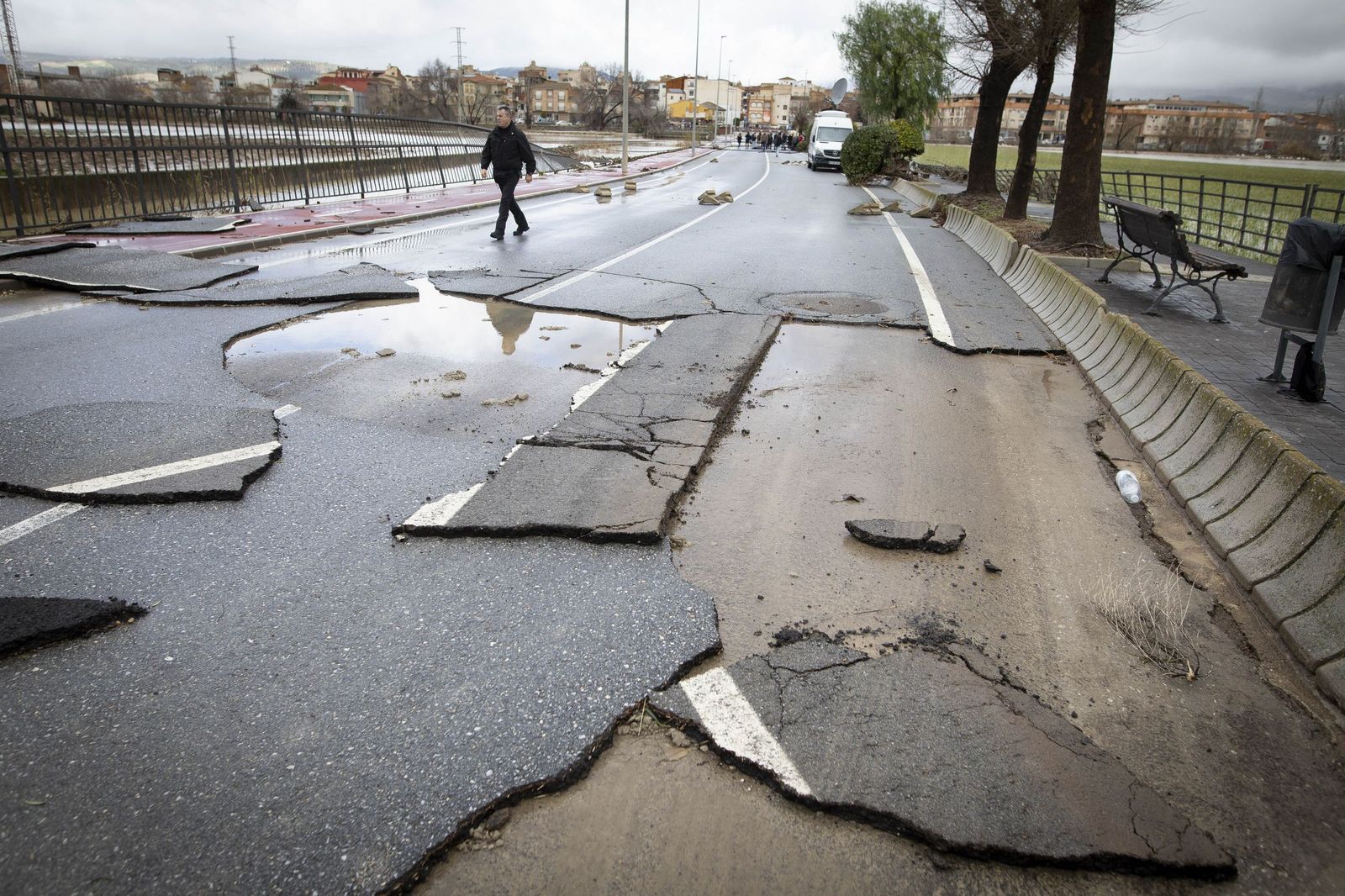 Carretera afectada por el paso de las últimas borrascas.