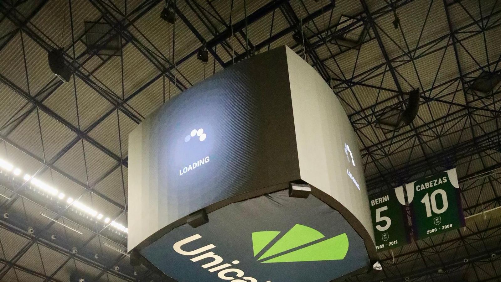 La fiesta previa del Unicaja: Subida de bandera, homenaje a Toñi García, nuevo videomarcador...