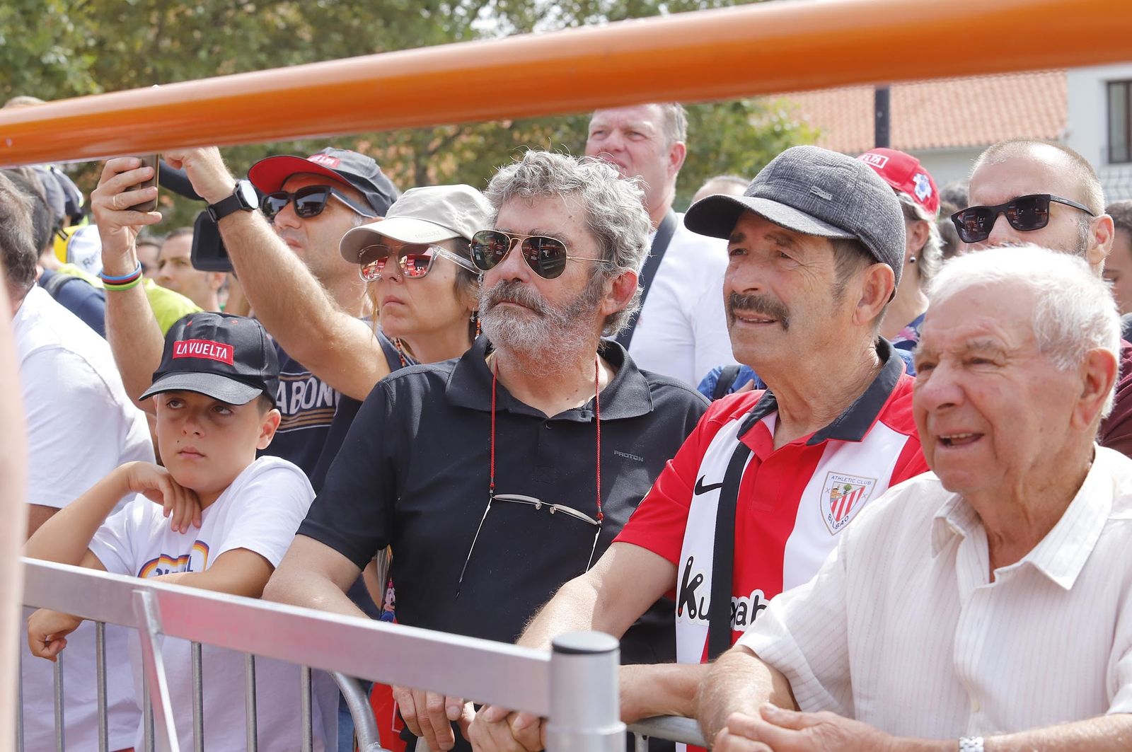 Gran ambiente en Aracena para ver la salida de la Vuelta Ciclista a España, en imágenes