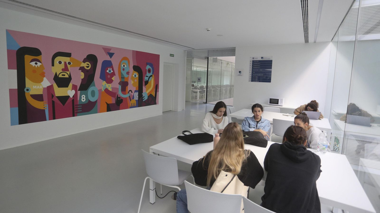 Mural de la diversidad en uno de los espacios comunes.