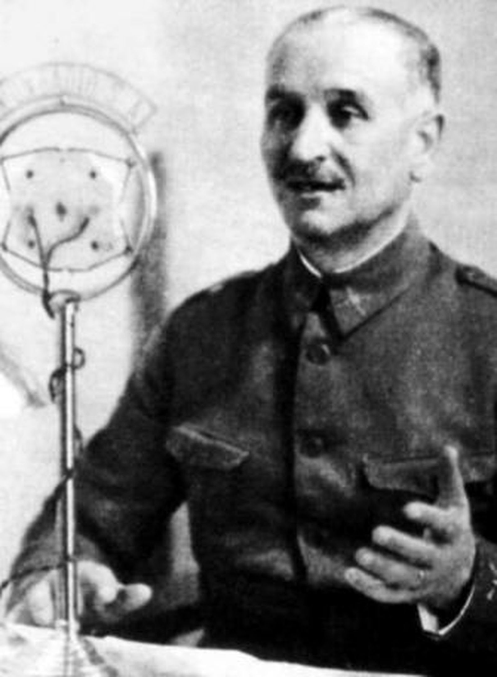 Queipo de Llano, en una de sus famosas arengas bélicas desde la radio.