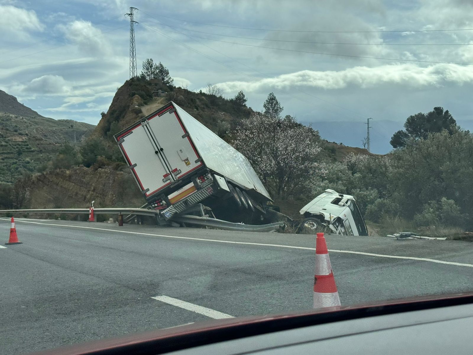 Estado del tráiler al salirse de la vía.
