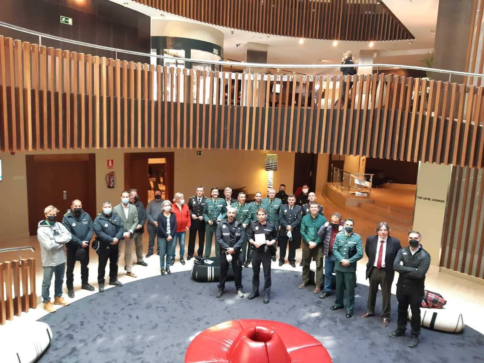 La Asociación de Empresarios de Sierra Nevada reconoce la labor de los cuerpos de seguridad durante la pandemia.