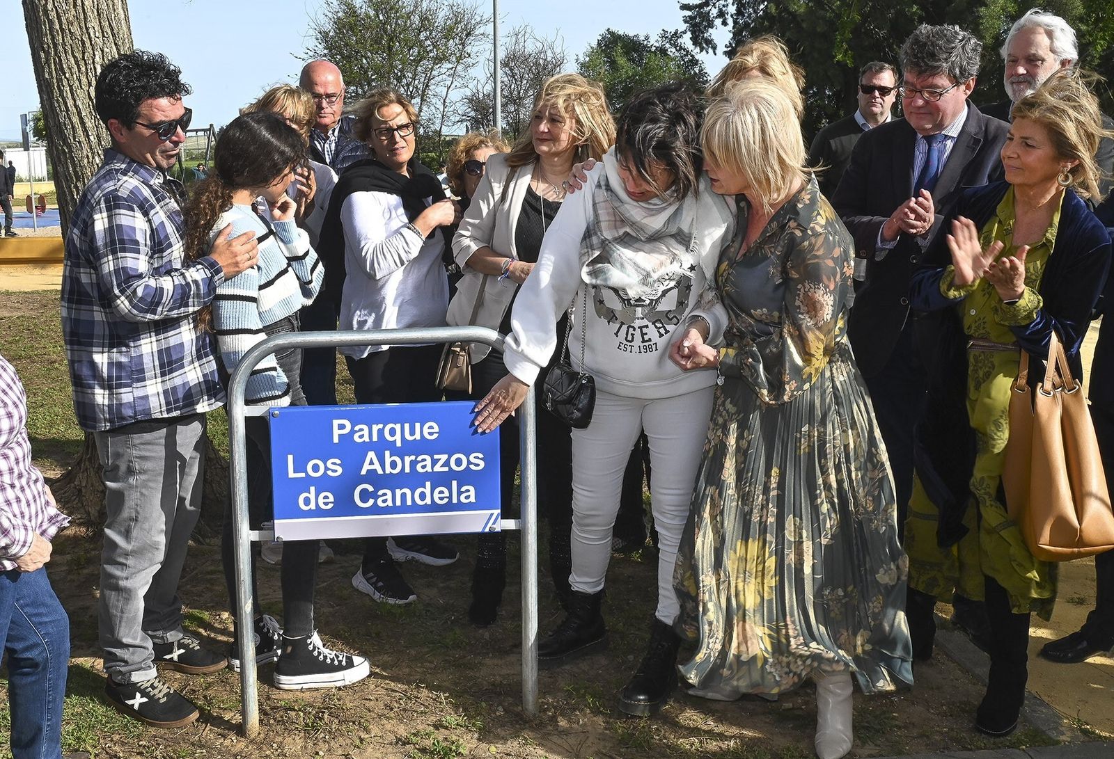 La familia de Candela, emocionada, inaugura junto a la alcaldesa y miembros del gobierno el parque en homenaje a la pequeña jerezana.