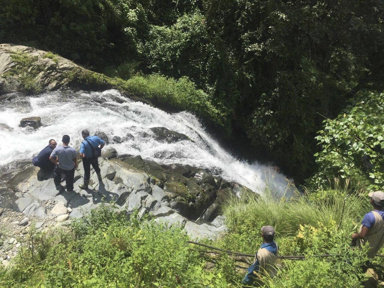 Los equipos de rescate buscan a los desaparecidos en el entorno del río Bhurungdi, en Nepal