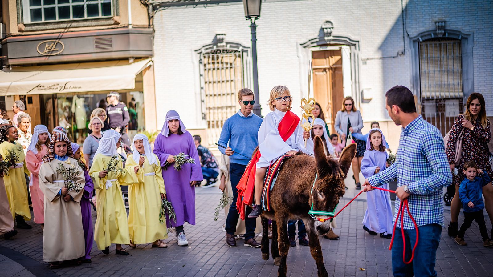 Los niños y el borriquito de carne y hueso, protagonistas en Roquetas.