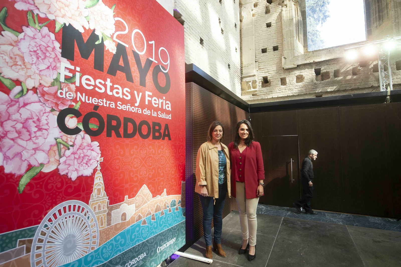 Isabel Ambrosio y Carmen González posan junto al cartel del Mayo Festivo. Isabel Ambrosio y Carmen González posan junto al cartel del Mayo Festivo.