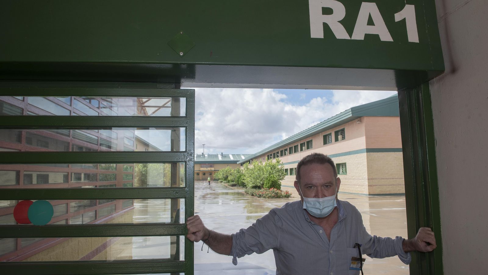 El director de la carcel, Eduardo Miñagorri, en una de las puertas de seguridad.
