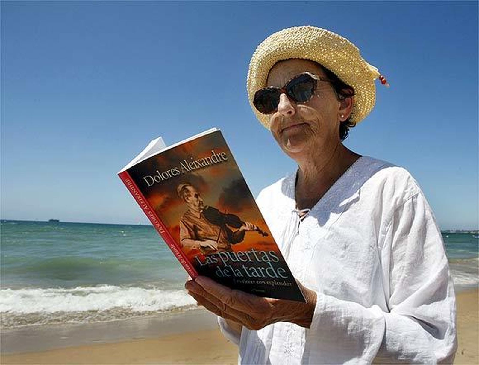 Leyendo junto al mar